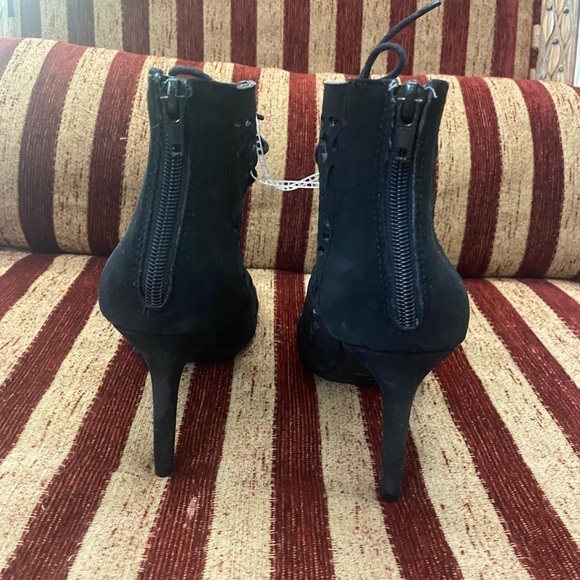 NWT Madeline Stuart heels with flower design. Open toe with zipper in back. 8 - Picture 2 of 10